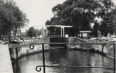 15048 Gezicht op de buitenkolk met middensluishoofd en Hoge Brug te Vreeswijk uit het zuiden. Met rechts het ...